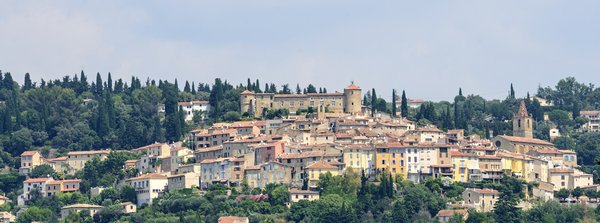 Comment organiser un séjour en Provence avec des cours de cuisine et des randonnées à travers les champs de lavande?